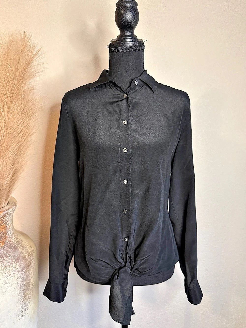 Banana Republic Silk Tie-Hem Blouse in Black Size 4 Like New